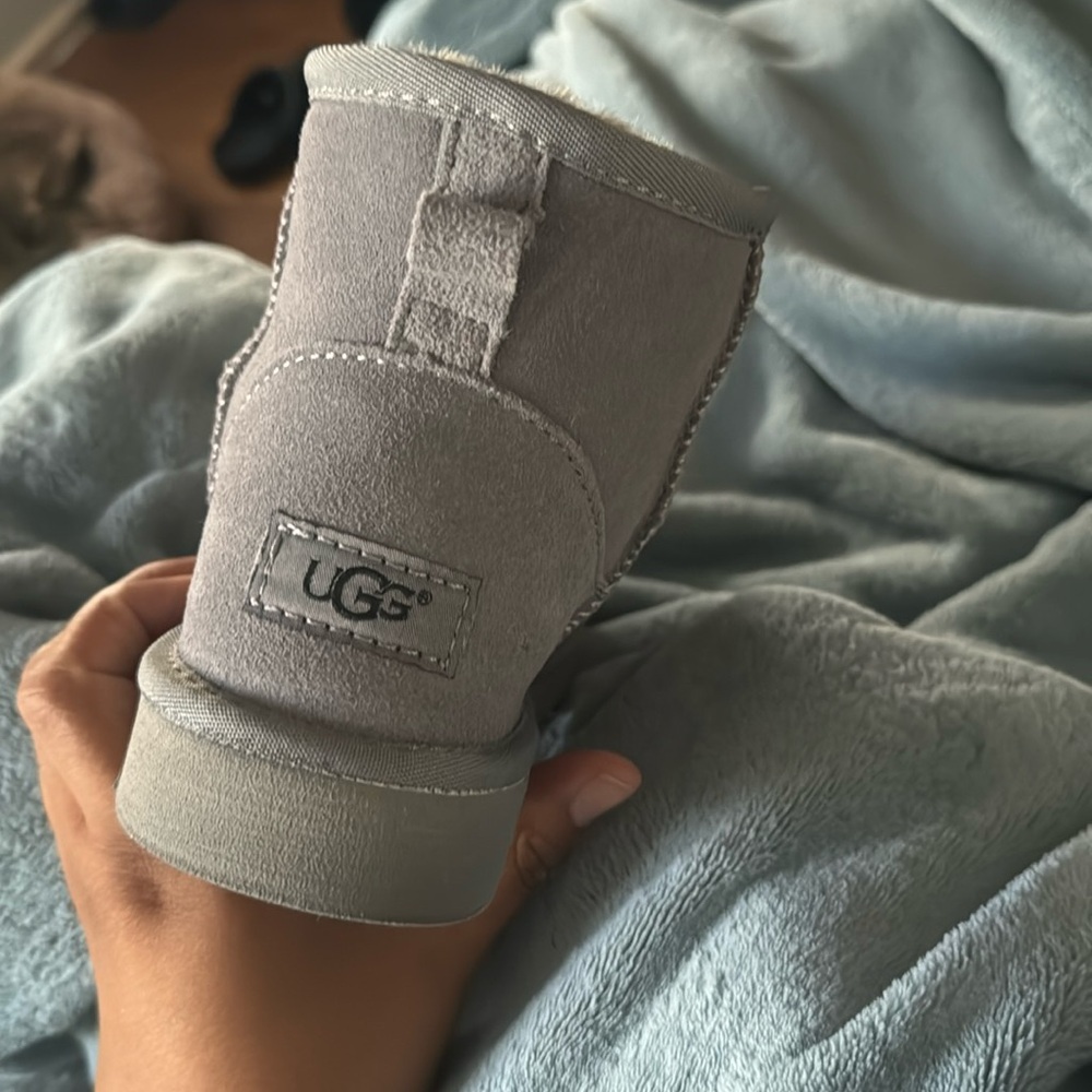 Women’s classic mini boots. Size 9